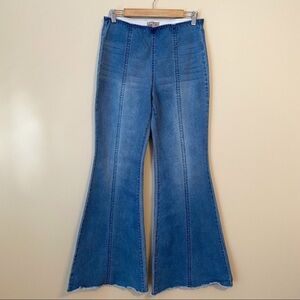 Wonderly Flare Fray Hem Pull On Jeans - L